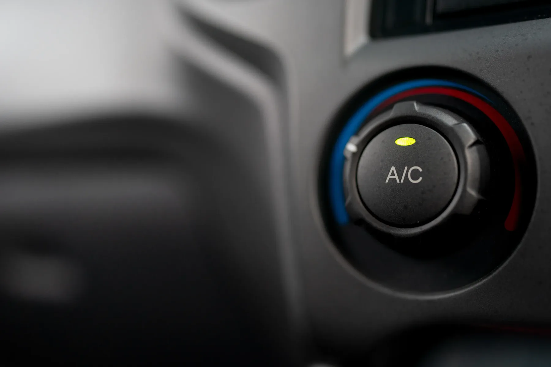 AC-service på Volkswagen i Trygg Bils verkstad i Tyresö