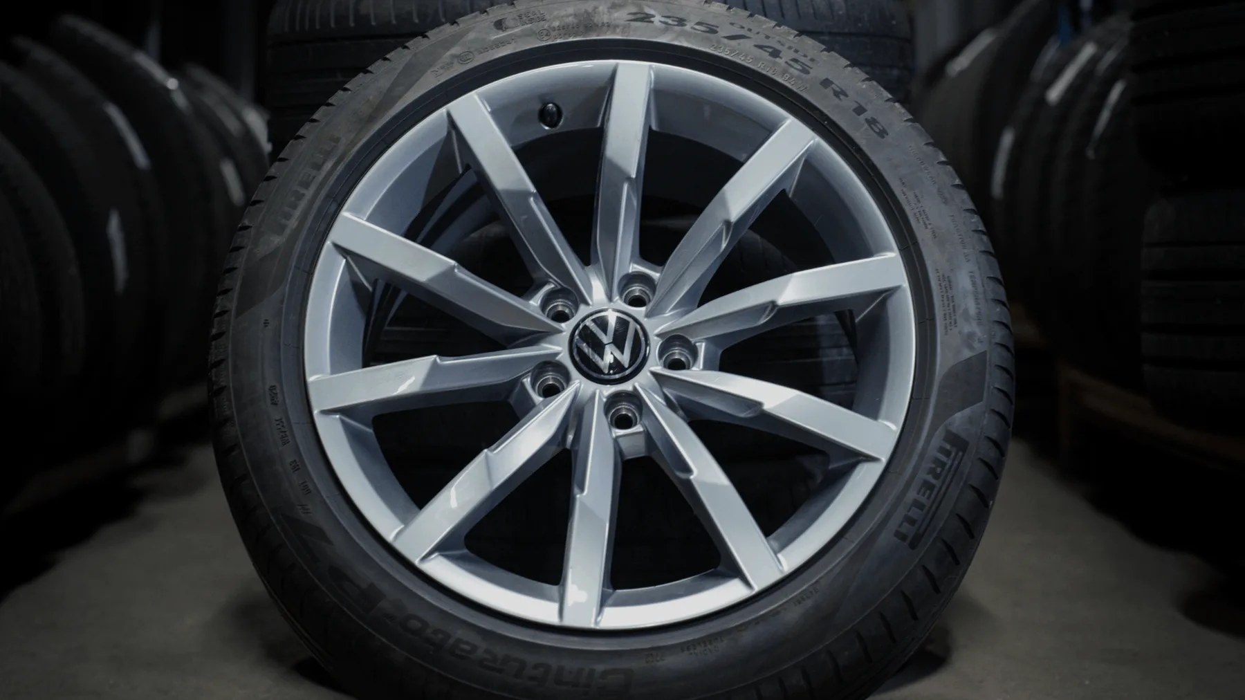 Volkswagen-hjul inför däckbyte och däckhotell hos Trygg Bil