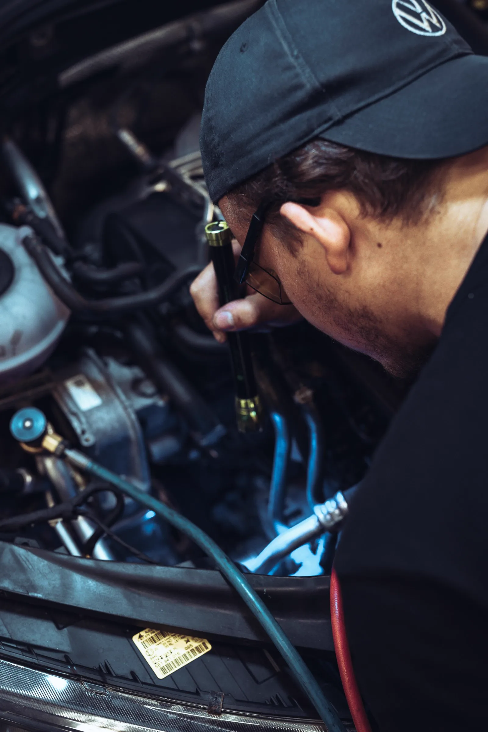 Trygg Bil-tekniker utför motorservice i verkstaden