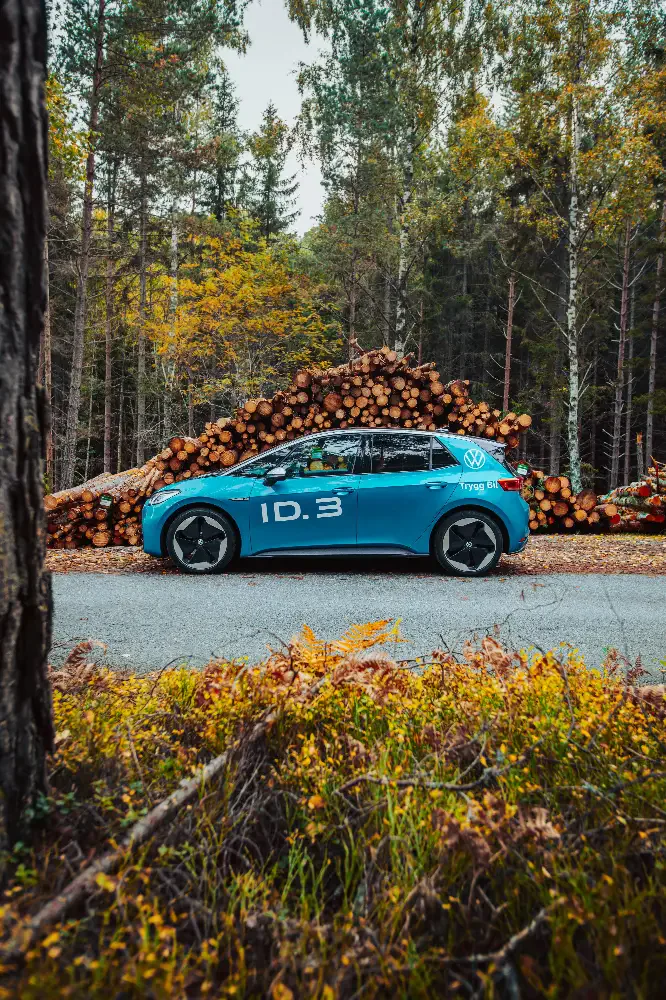 Volkswagen ID.3 från Trygg Bil på väg i Tyresö